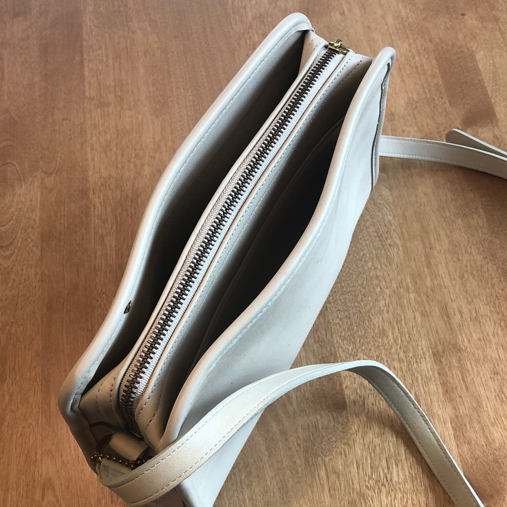 Classic Cream Leather Women’s Shoulder Bag - Picture 2 of 4